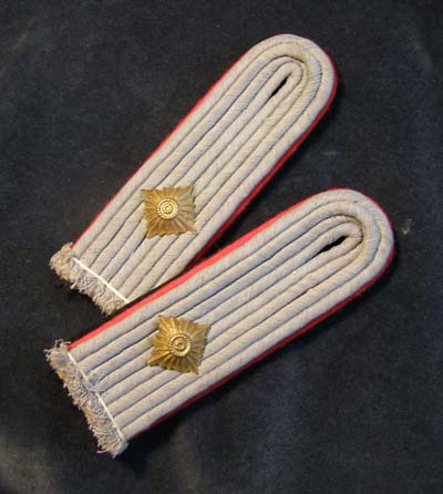 Waffen-SS Epaulettes. ObersturmfÃhrer. Artillery Service.